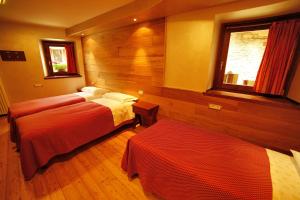 Pensione Albergo Diffuso Ceaglio Valle Maira客房内的一张或多张床位