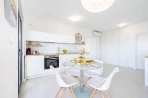 Kuchyňa alebo kuchynka v ubytovaní Penthouse Adriatic Blue + 17 fotografií