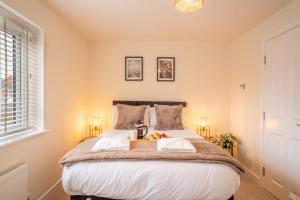 Säng eller sängar i ett rum på Saltbox Stays - Modern 3 Bed with off-street parking for 2 cars, fast Wifi, sleeps 6