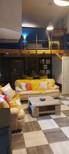 ein Wohnzimmer mit 2 Sofas und einem Couchtisch in der Unterkunft B&B Mirage in Frécourt