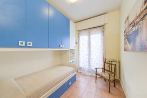 ヴァストにあるAppartamento Il Gabbiano - MyHo Casaのベッドと椅子付きの小さな部屋です。