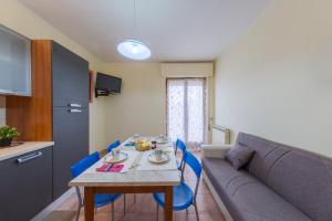 ヴァストにあるAppartamento Il Gabbiano - MyHo Casaのキッチン、リビングルーム(テーブル、ソファ付)