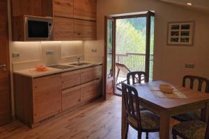 Pensione Albergo Diffuso Ceaglio Valle Maira的厨房或小厨房