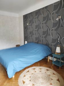 Saint-MarcelにあるGîte LE MAGE - maison de retrouvaillesのベッドルーム1室(青いベッド1台付)