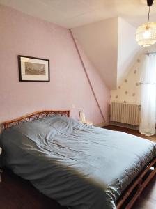 Saint-MarcelにあるGîte LE MAGE - maison de retrouvaillesのベッドルーム1室(屋根裏部屋に大型ベッド1台付)