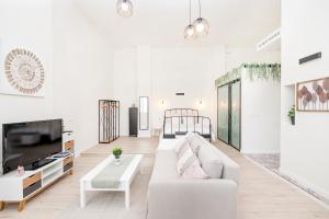 Televízia a/alebo spoločenská miestnosť v ubytovaní BHost - Loft El Angel