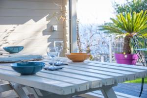 - une table de pique-nique avec 2 bols et des verres à vin dans l'établissement casa dei zitelli studio de charme avec jardin et terrasse, à Brando 33 autres photos