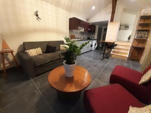 Posezení v ubytování Gîte l'Eterlou - Chalet cosy avec jardin et vue sur Belledonne