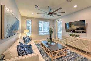 尔湾Modern Irvine Condo with Pool - 7 Mi to Beach!的带沙发和吊扇的客厅