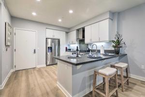 Modern Irvine Condo with Pool - 7 Mi to Beach!的厨房或小厨房