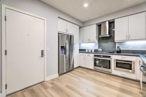 Modern Irvine Condo with Pool - 7 Mi to Beach!的厨房或小厨房