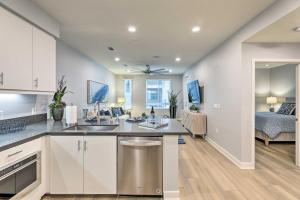 Modern Irvine Condo with Pool - 7 Mi to Beach!的厨房或小厨房