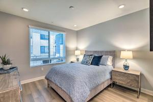 尔湾Modern Irvine Condo with Pool - 7 Mi to Beach!的一间卧室配有带2个床头柜和1扇窗户的床