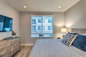 Modern Irvine Condo with Pool - 7 Mi to Beach!客房内的一张或多张床位
