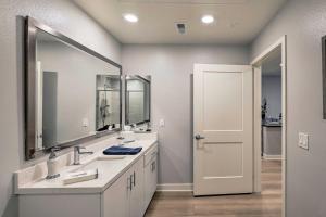 Modern Irvine Condo with Pool - 7 Mi to Beach!的一间浴室