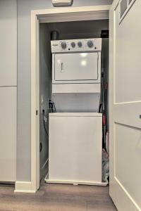 Modern Irvine Condo with Pool - 7 Mi to Beach!的厨房或小厨房