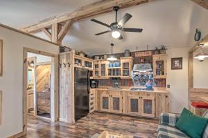 Fotografie z fotogalerie ubytování Kerrville Converted Barn Tiny Home with Kayaks! v destinaci Kerrville