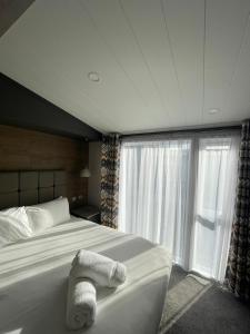 Postel nebo postele na pokoji v ubytování Falconers Lodge with Hot Tub
