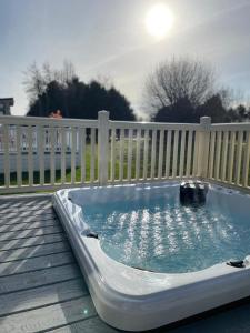 Falconers Lodge with Hot Tub