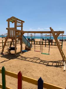 Otroško igrišče poleg nastanitve La Perla Resort Ras Sudr