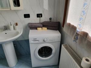 ヴィットリオ・ヴェネトにあるLietta 4 Apartmentの洗面台の横にある浴室の洗濯機