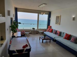 uma sala de estar com vista para o oceano em Royal suite with sea view- private jaccuzi-Also suitable for orthodox people em Netanya