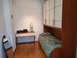 ヴィットリオ・ヴェネトにあるLietta 4 Apartmentのベッドと机のある小さな寝室
