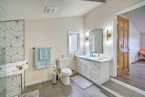 コープビルにあるLovely Coupeville Home with Puget Sound Views!のトイレ、洗面台、鏡を備えたバスルーム +29枚の写真