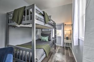 Двухъярусная кровать или двухъярусные кровати в номере Sunset Over Kennedy 7 Mi to Big Powderhorn!