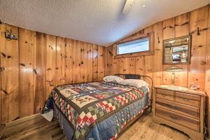 Llit o llits en una habitació de Cozy Corner Cottage Near East Twin Lake!