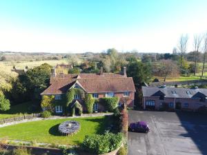 - une vue aérienne sur une maison avec une cour dans l'établissement Bridge Farmhouse, à Salisbury