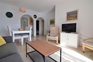 ein Wohnzimmer mit einem Sofa und einem Tisch in der Unterkunft Edf. Fuentes A 2ºB in Nerja