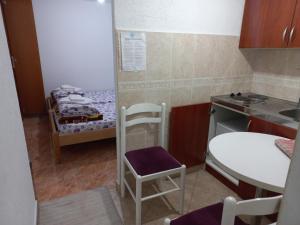 una piccola cucina con tavolo e sedia di Apartmani Sobe Sljivancanin a Žabljak