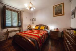 1 dormitorio con 1 cama, vestidor y ventana en Grande appartamento in centro, en Pontedera
