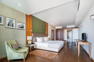 Un dormitorio con una cama, un televisor y una silla. en Angra Marina Hotel, en Angra do Heroísmo 20 fotos más