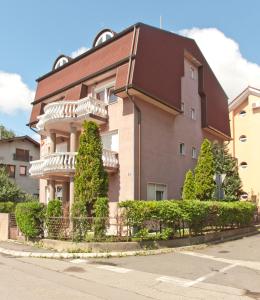 a brown building with a brown roof at Hostel Cuba in Banja Luka