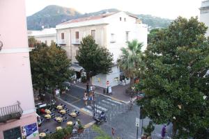 einen Blick über eine Straße in einer Stadt in der Unterkunft Casa Nunziatina in Lipari