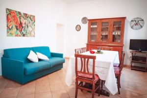 a living room with a blue couch and a table at Casa Angelina-Ammentos Posada in Posada