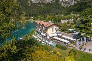 - une vue aérienne sur un complexe au bord d'un lac dans l'établissement Panoramic Hotel San Carlo Ledro, à Ledro