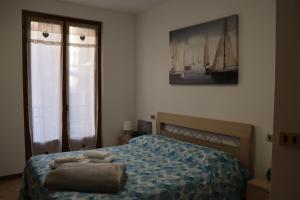 - une chambre avec un lit et une photo sur le mur dans l'établissement La Fata del lago, à Garde