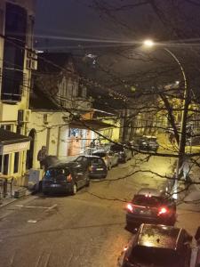 ulica w nocy z samochodami zaparkowanymi na ulicy w obiekcie Stars Aspava Blue HOSTEL w mieście Podgorica