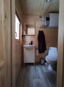 ein kleines Bad mit WC und Waschbecken in der Unterkunft Maringotky Šumava in Sušice