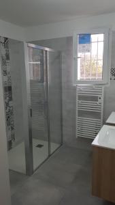 ベジエにあるVilla du sud ouestのバスルーム(シャワー、窓付)が備わります。