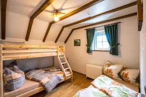 Poschodová posteľ alebo postele v izbe v ubytovaní Jagdschloss Stift Ennenbach