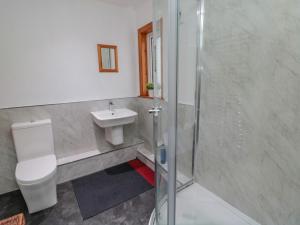 Un baño con ducha, inodoro y lavabo. en 5 Swinton Mill Farm Cottage, en Coldstream 34 fotos más