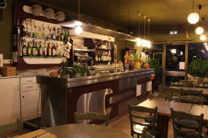 un bar dans un restaurant avec des tables et des chaises dans l'établissement Les Charmilles, à Poligny