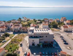 una vista aerea di una città vicino all'oceano di Mintos Luxury Resort a Podstrana