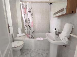 ein Badezimmer mit Waschbecken, Toilette und Dusche in der Unterkunft Apartamentos JS Playa in Finestrat + 82 Fotos