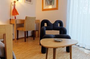 - un salon avec une chaise et une table dans l'établissement Studio Les Terrasses de Kerangall, à Brest