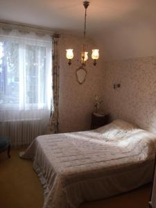 Ένα ή περισσότερα κρεβάτια σε δωμάτιο στο Maison Proche de Barfleur accolée à un commerce